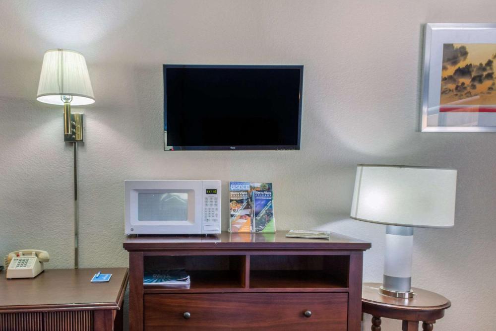 King Room - Accessible/Non-Smoking interior